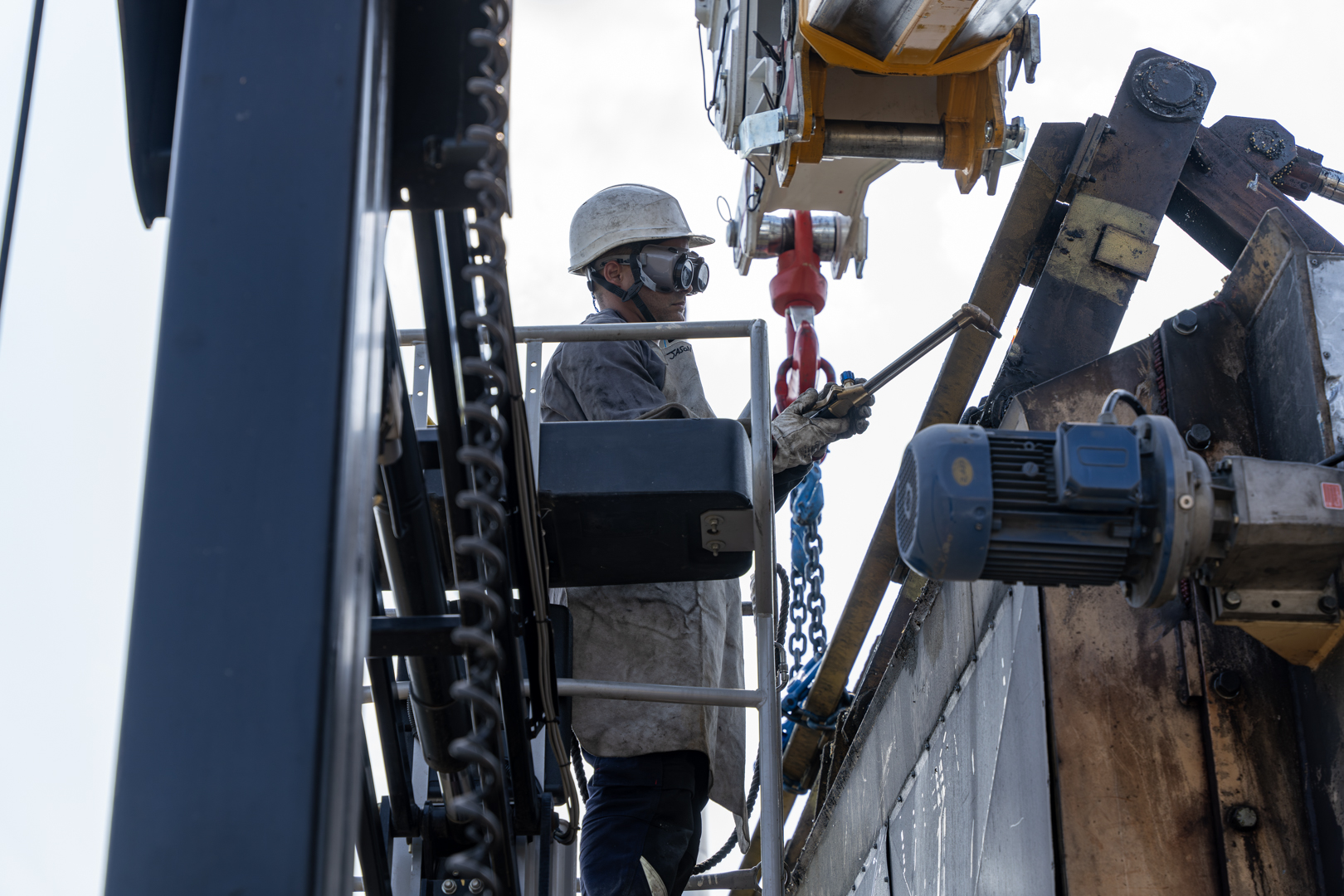 Maintenance d'un tableau électrique par un technicien Tecnia Industries