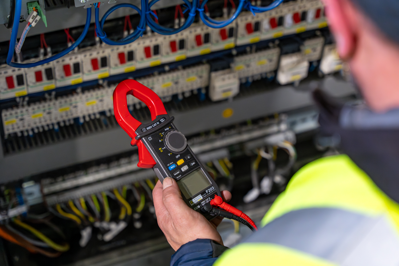 Maintenance d'un tableau électrique par un technicien Tecnia Industries